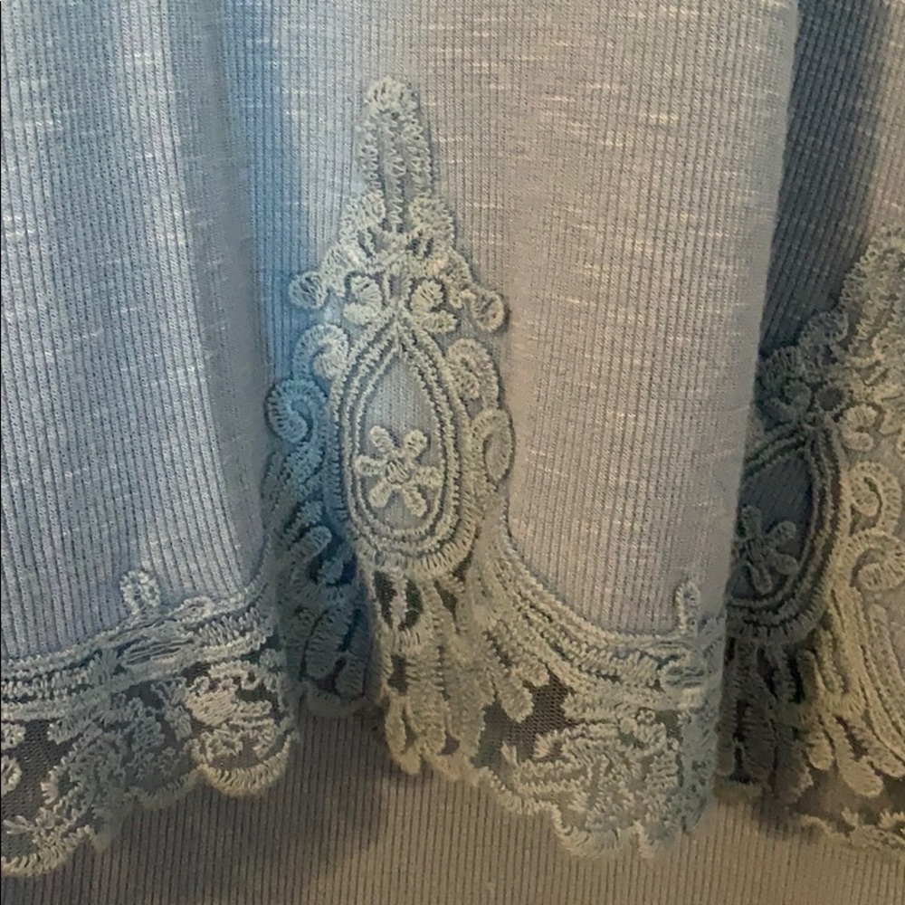Light blue top - Picture 2 of 3